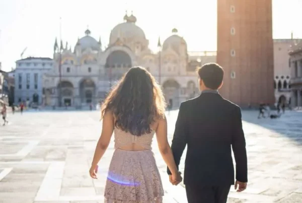 Couple walking in St.Mark's Square during the Honeymoon