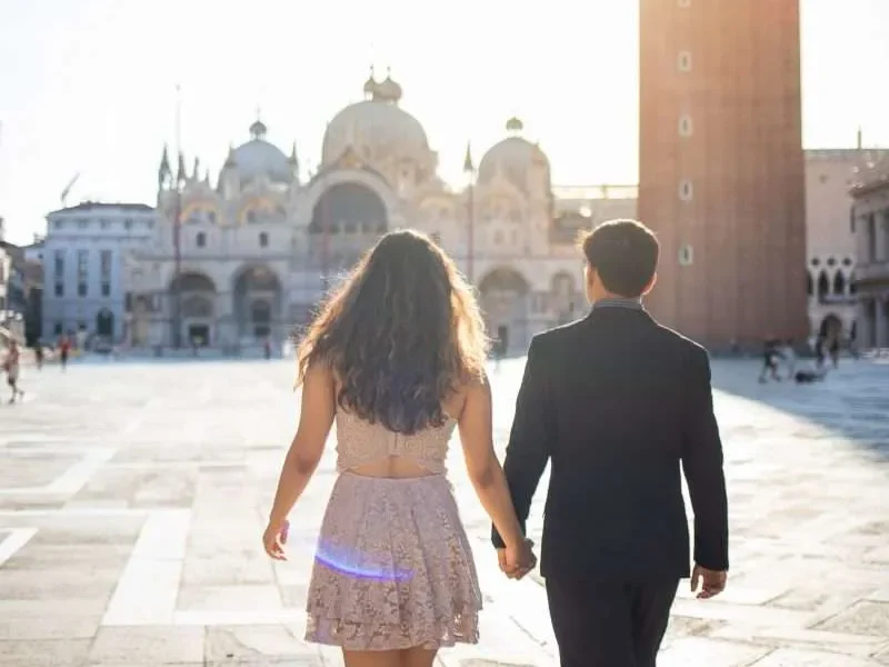 Couple walking in St.Mark's Square during the Honeymoon