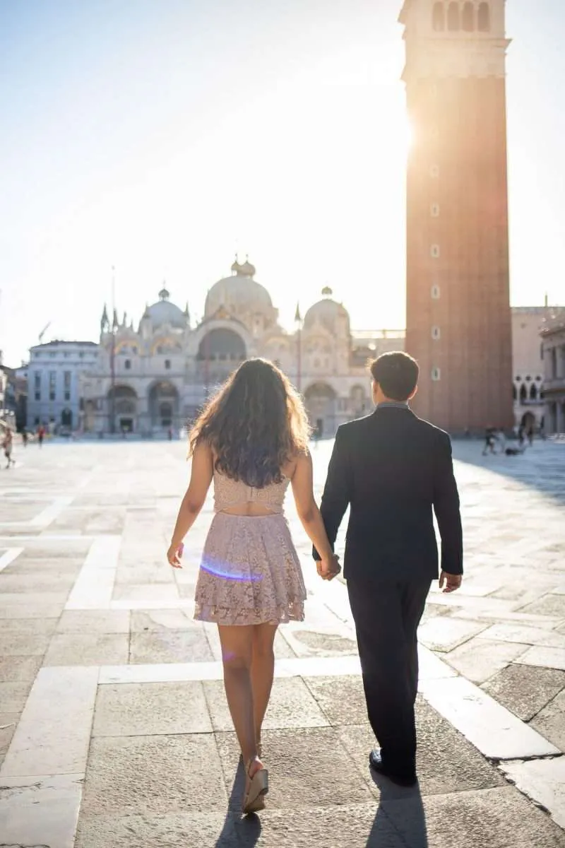 Couple walking in St.Mark's Square during the Honeymoon