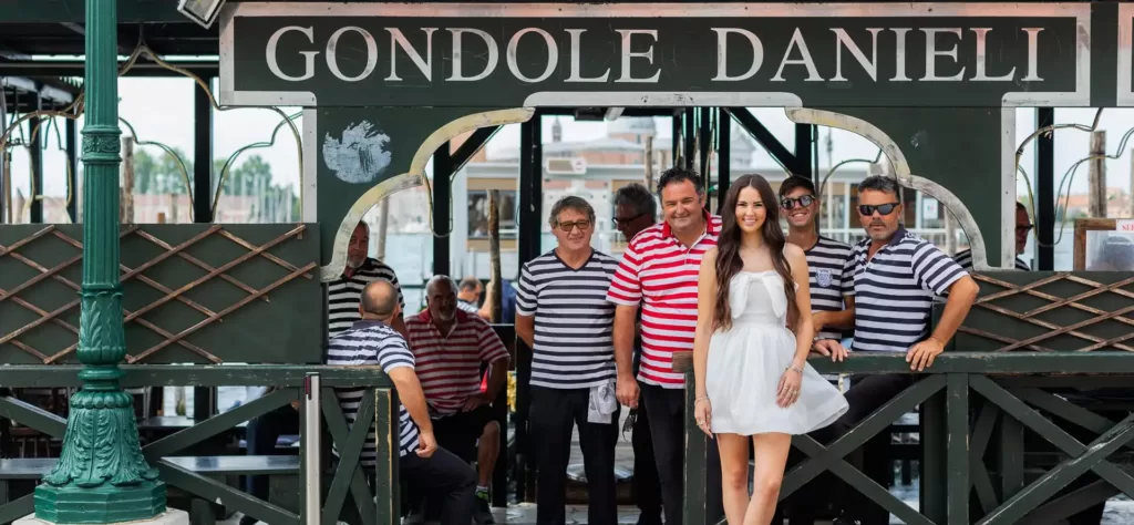 Gondoliers-Venice-Photoshooting-Gondola-Ride Gondoliers-Venice-Photoshooting-Gondola-Ride
