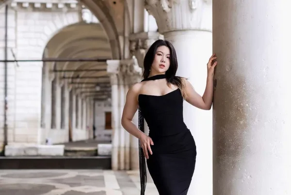 Elegant Girl in a black dress in venice exclusive venice photographer