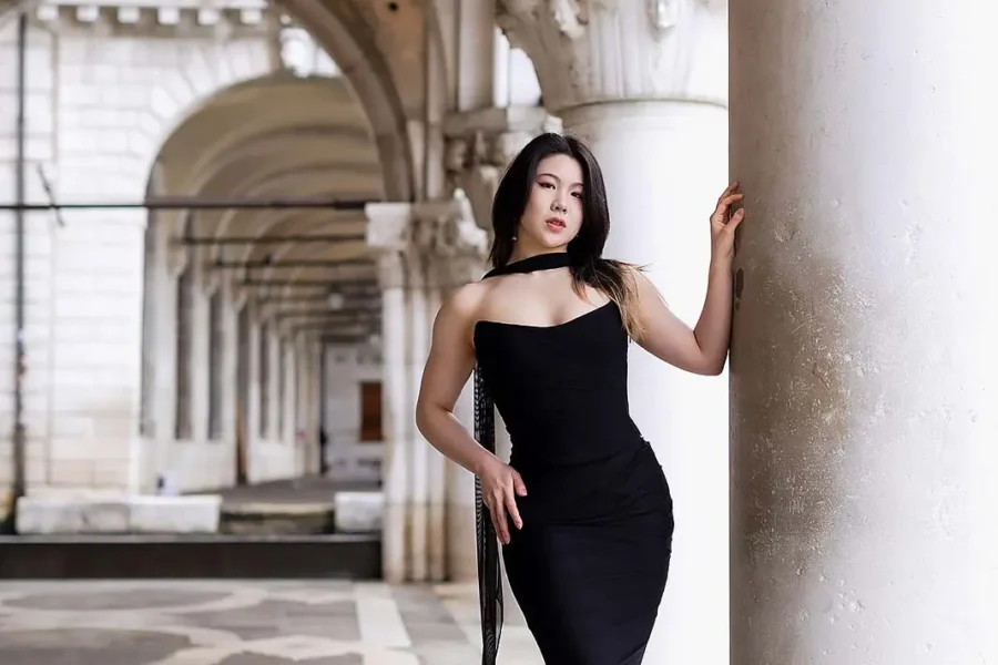 Elegant Girl in a black dress in venice exclusive venice photographer