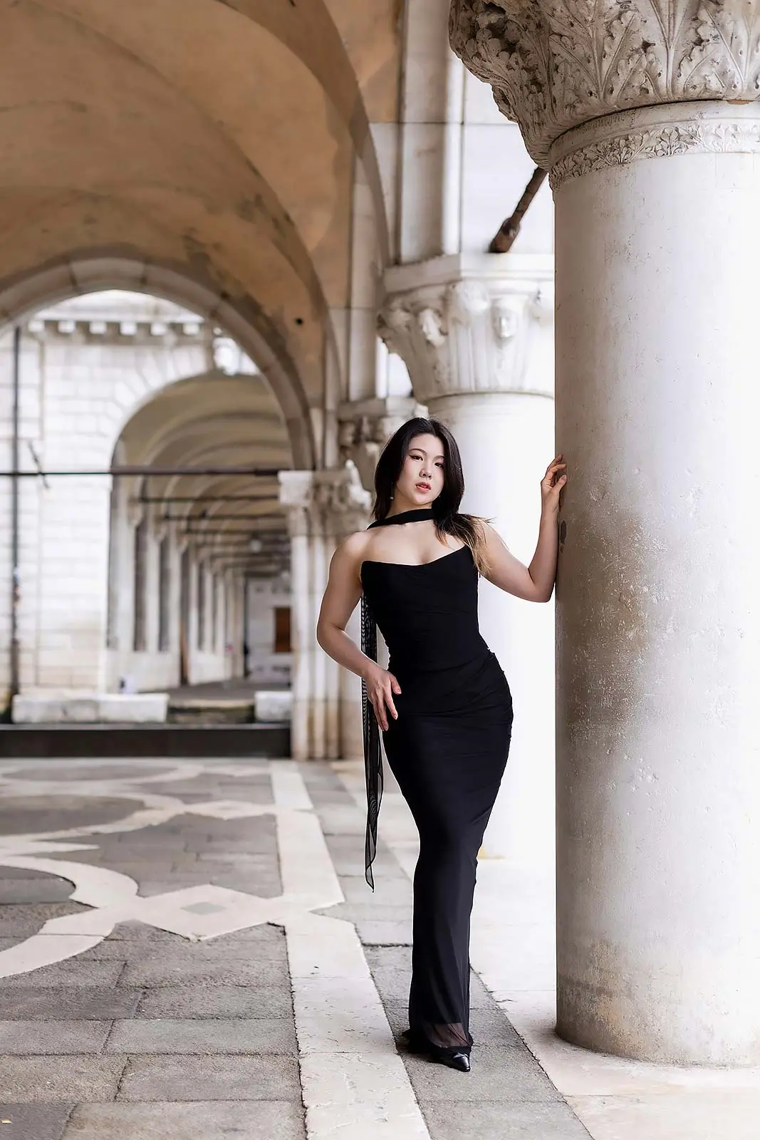 Elegant Girl in a black dress in venice exclusive venice photographer