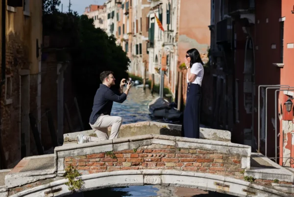 Professional Venice photographer capturing couples, honeymoon, engagement and gondola photoshoot in St. Mark’s Square, Rialto Bridge and romantic canals