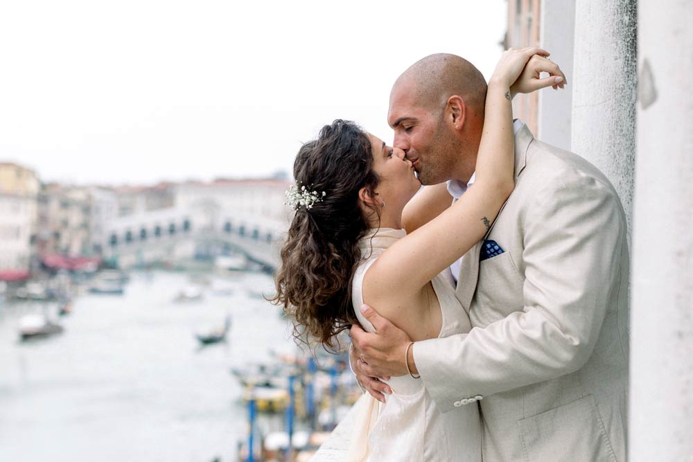 Couple Married in Venice with civil ceremony in the town hall with the view of Rialto Bridge